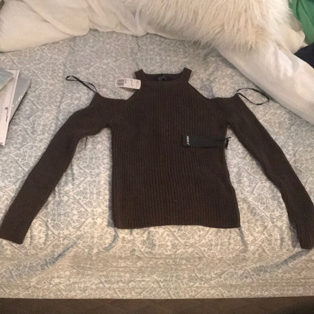 Super cute forever 21 top with cutout shoulders!